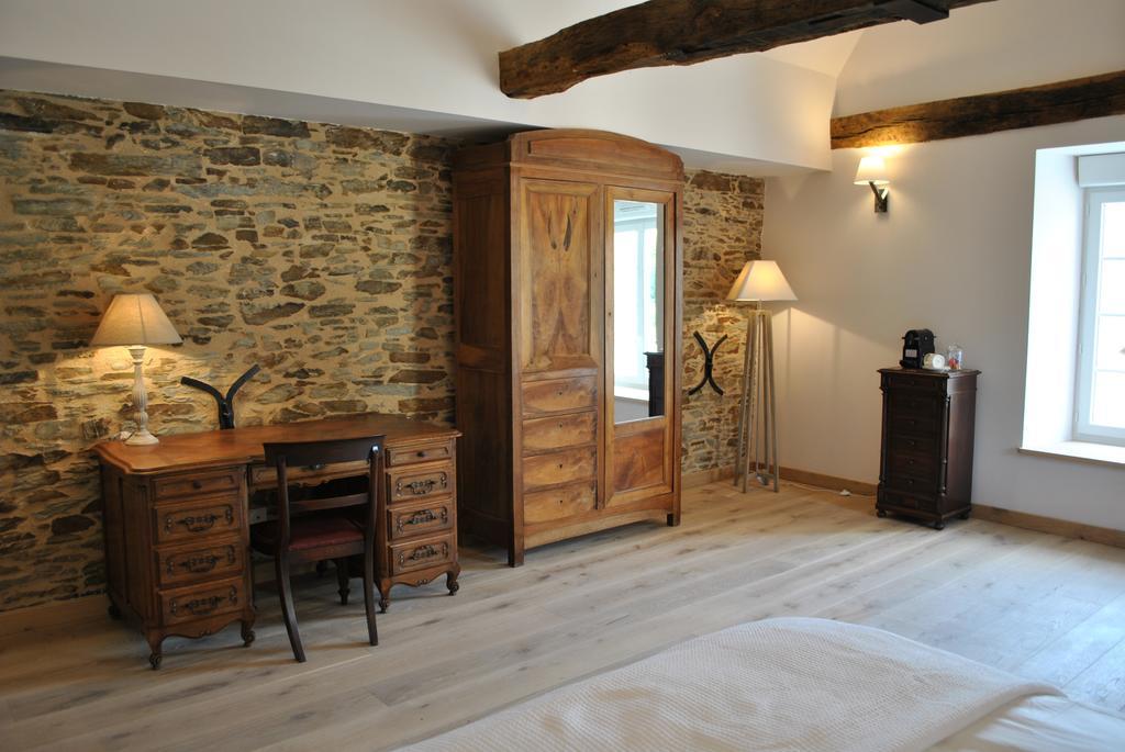 Bed and Breakfast Le Manoir De La Vieille Douve Bourg-d'Ire Zimmer foto
