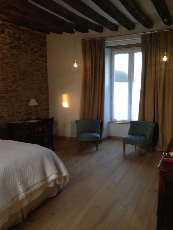 Bed and Breakfast Le Manoir De La Vieille Douve Bourg-d'Ire Zimmer foto