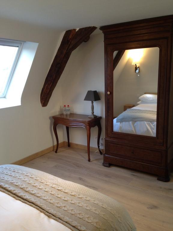 Bed and Breakfast Le Manoir De La Vieille Douve Bourg-d'Ire Zimmer foto