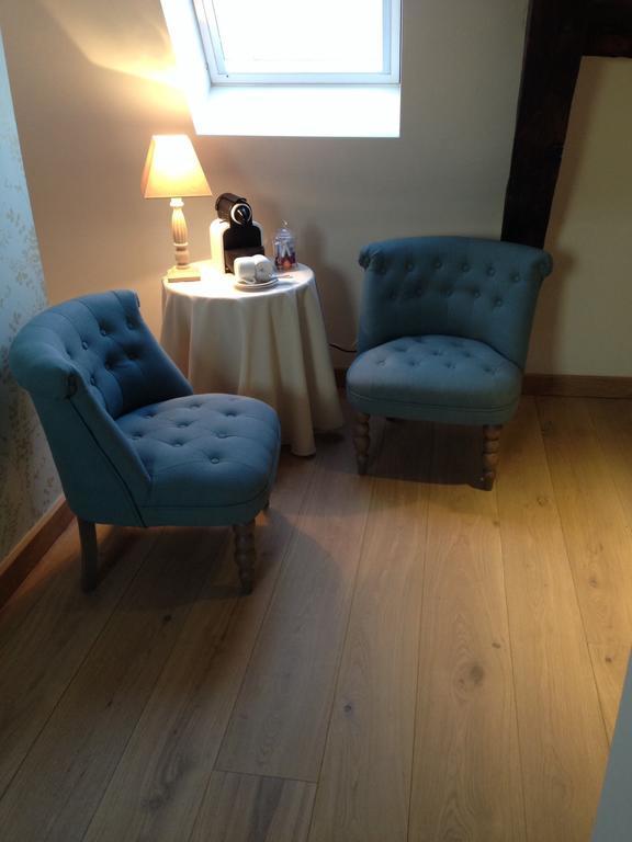 Bed and Breakfast Le Manoir De La Vieille Douve Bourg-d'Ire Zimmer foto