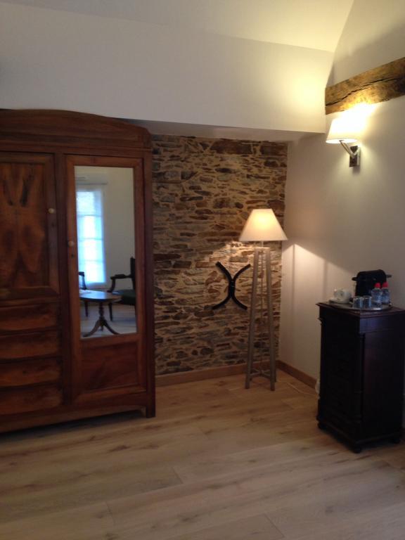 Bed and Breakfast Le Manoir De La Vieille Douve Bourg-d'Ire Zimmer foto